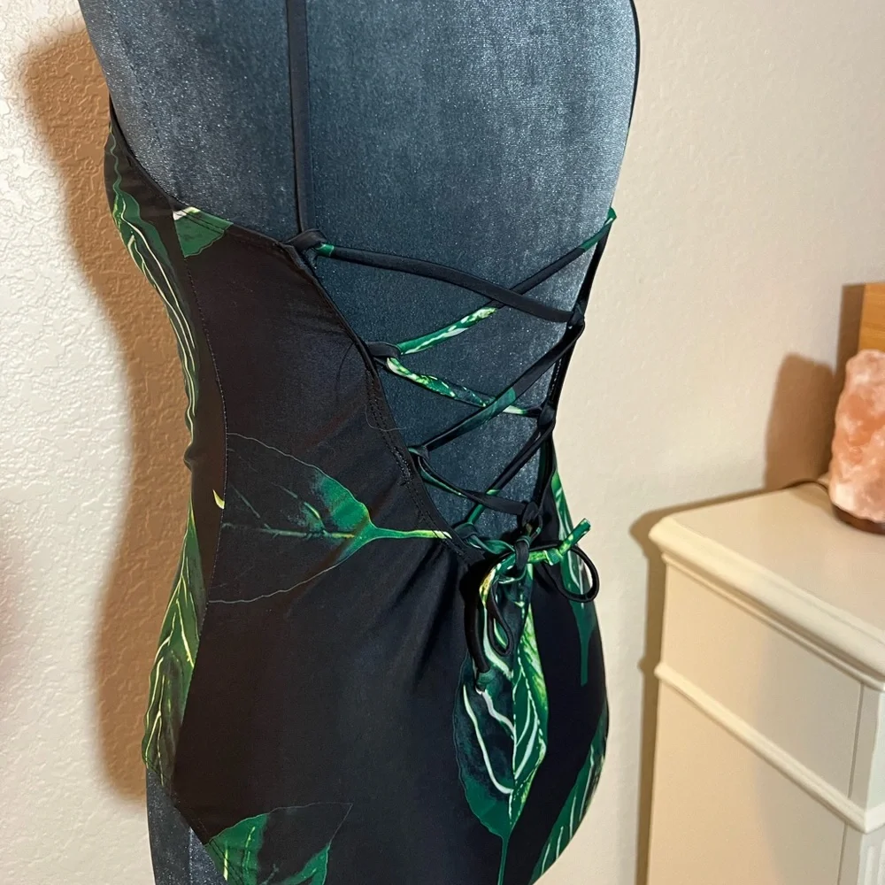 NWOT BLACK LACE-UP ADJUSTABLE LOW BACK ONE PIECE WITH TROPICAL LEAF PRINT - Picture 9 of 11